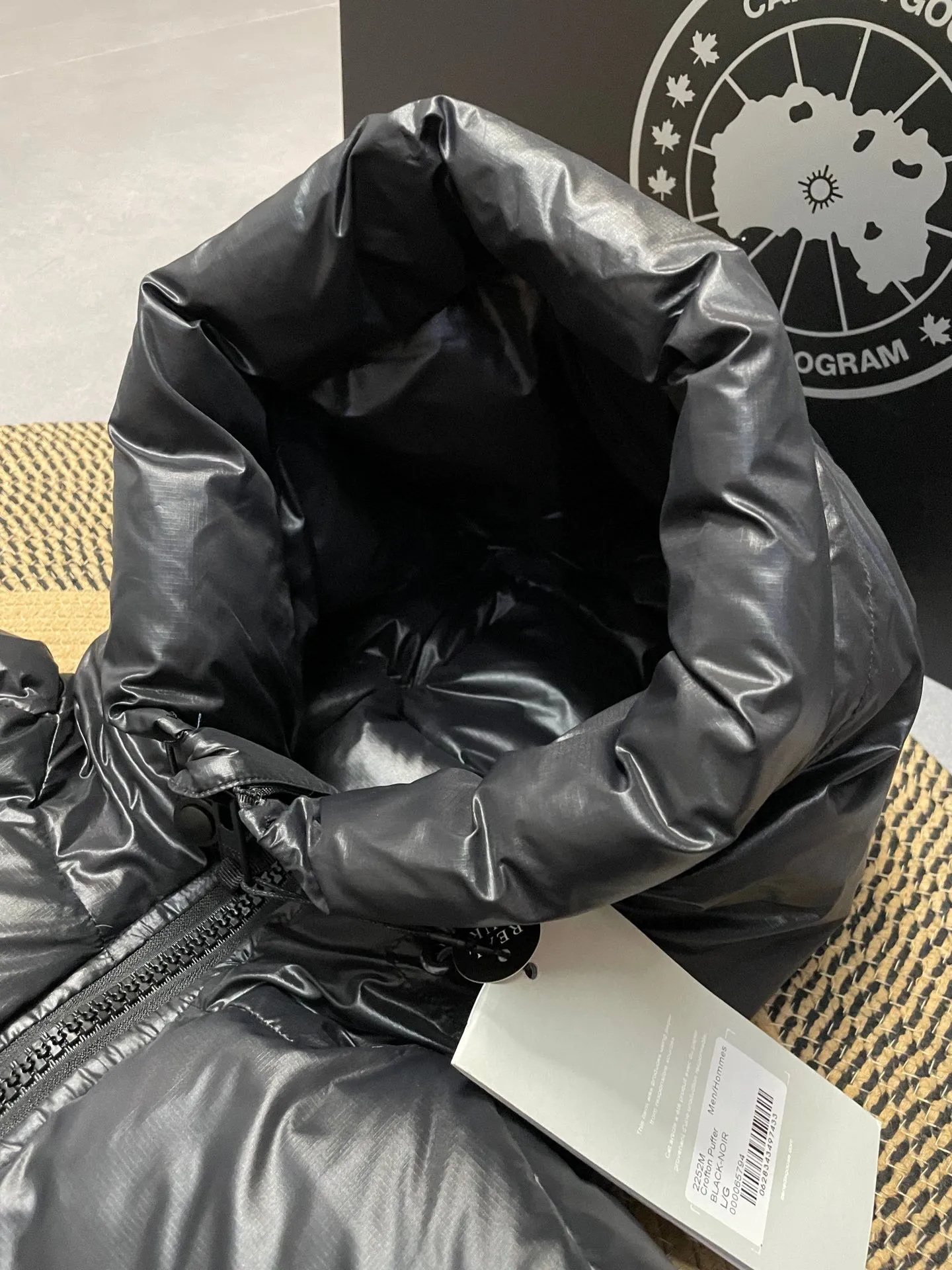 P780 Black Red Label Top Version 𝘾𝘼𝙉𝘼𝘿𝘼 𝙂𝙊𝙊𝙎𝙀/Canada Goose 2023 Limited New Crofton Puff Down Jacket Pure Guangzhou Inspection 95 White Duck Down Filling‼  Top version, ceiling level‼ Crofton soft bread, the latest style in 2023, has a cold protection effect of up to level 4. It is made of recycled Feather-Light tear-resistant fabric. It is ultra-light and has no weight on the upper body at all! The unique black label highlights your temperament‼  Canada Goose, a Canadian brand, has always been recognized as the warmest down jacket. Various Instagram celebrities, Internet celebrities, and celebrities often wear it for street photos. I do Canada Goose every year, but I still can’t get rid of my love for geese. No matter how cold the winter is, there is no need to be afraid, because there are geese! Filled with 80% white duck down, Canada Goose is the legendary warmest down jacket and is known as a must-have for Arctic outdoor sports! The most popular down jacket in the world, celebrities are rushing to buy it, it is a must-have! Same style for men and women Size: S-XXL